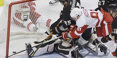 Marian Hossa watches what should have been the game-tying goal slide past Ducks goalie Jonas Hiller. Instead Detroit finds themselves down 2-1 in the series. (JULIAN H. GONZALEZ/DFP)