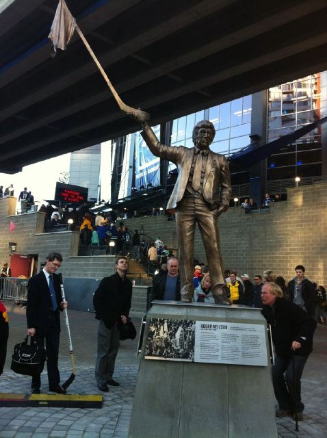 Canucks unveil Neilson statue, name award winners