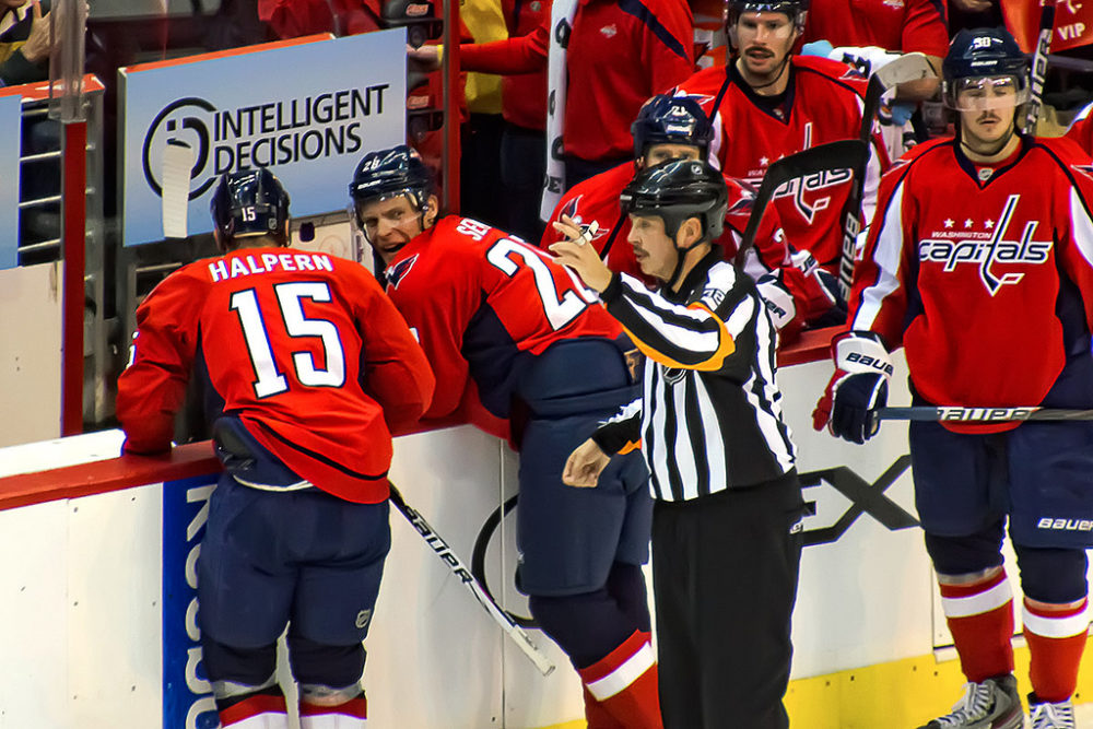 Tom Kowal addresses the Capitals bench (Clydeorama/Flickr)