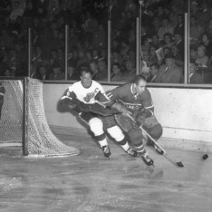 gordie howe scores 700 goals