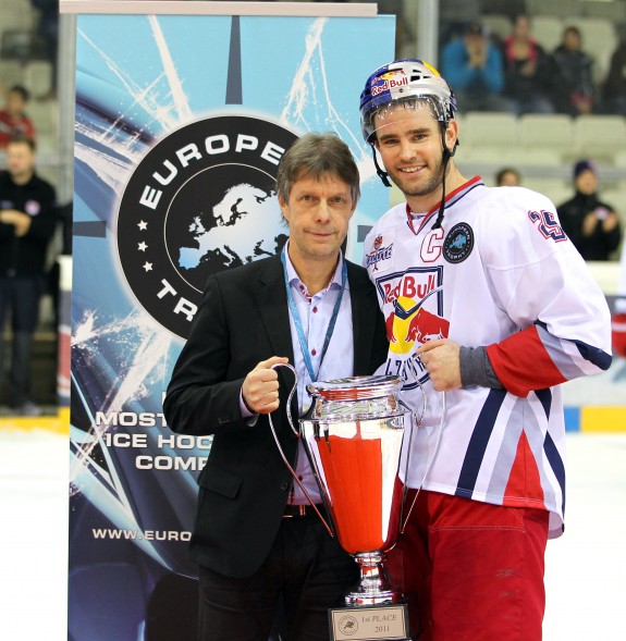 Rob Davison with the European Trophy cup (RedBull/GEPA-pictures)