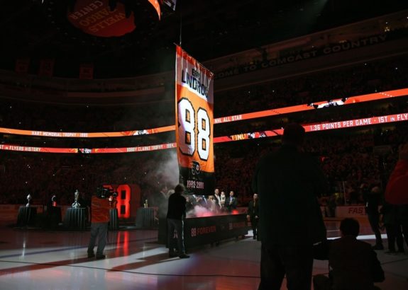 Flyers former player Eric Lindros (88) has his number retired