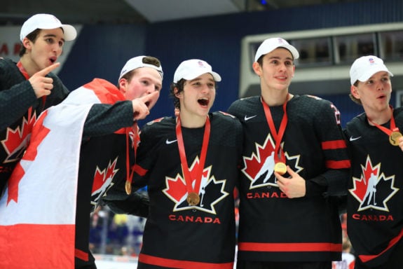 Canadian players gold medals WJC 2020