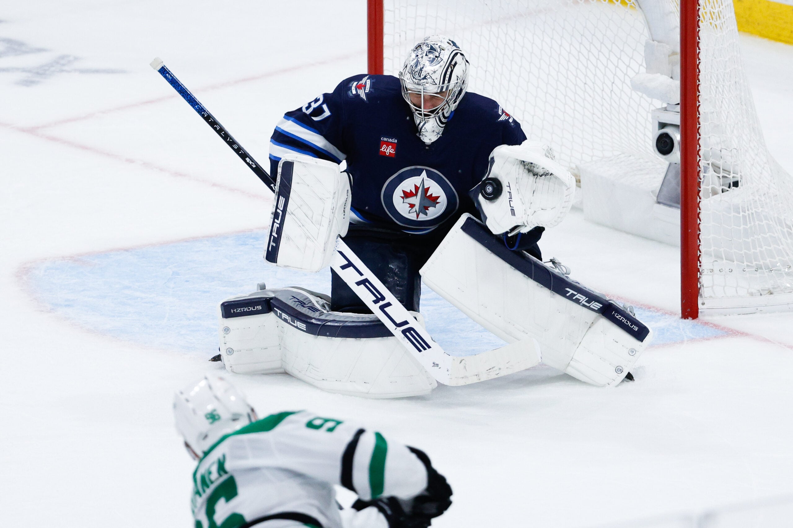 Jets Should Drastically Reduce Hellebuyck’s Workload for Remainder of Season