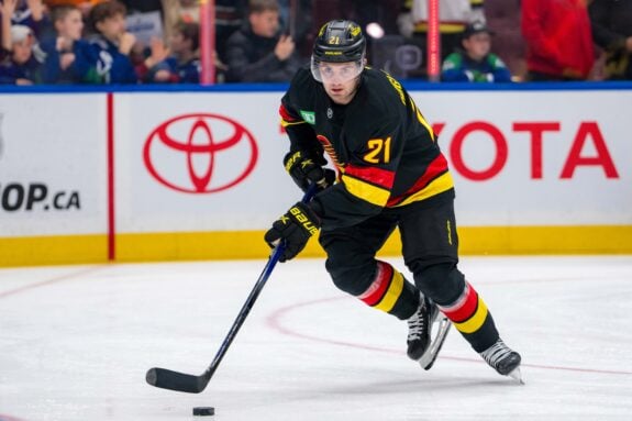 Predators Acquire Höglander from Canucks for Third-Round Pick