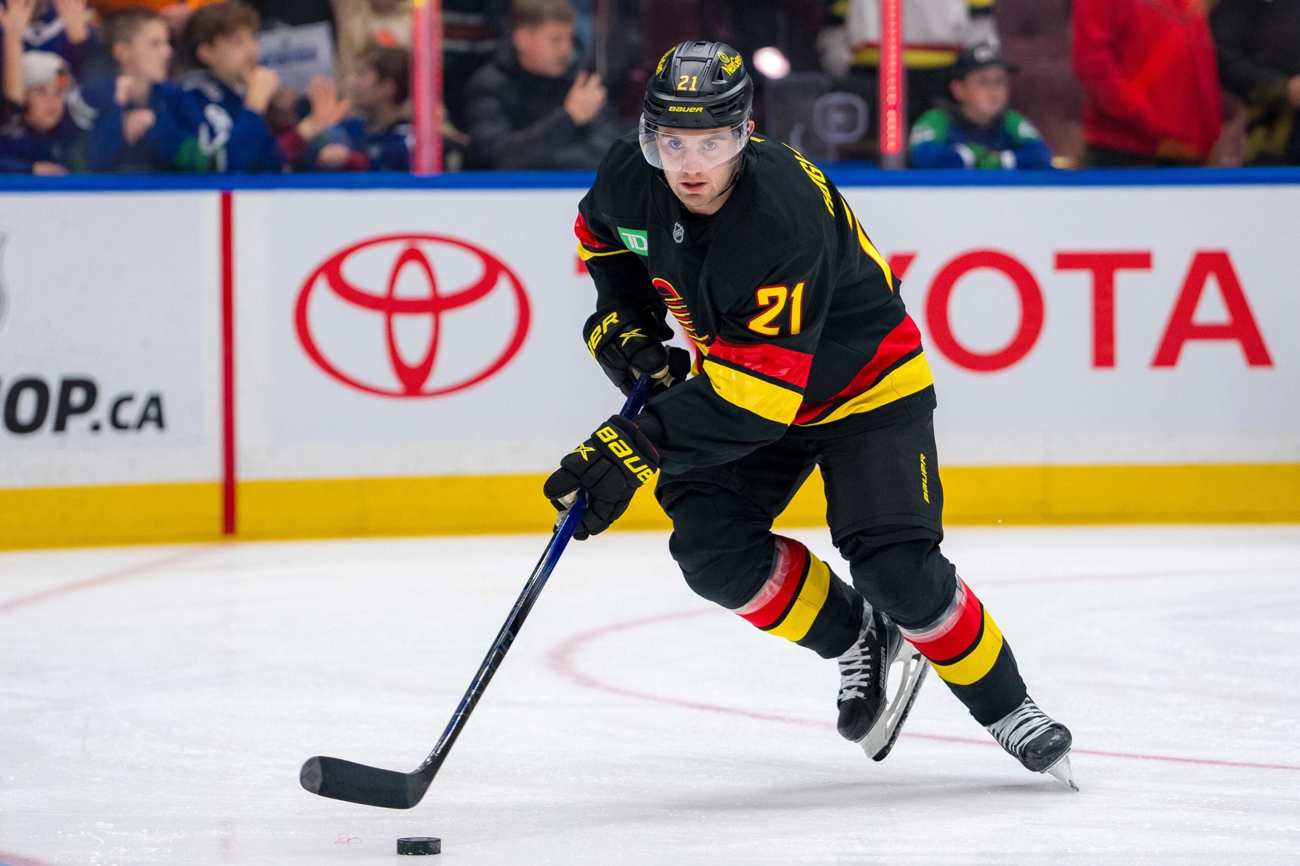 Predators Acquire Höglander from Canucks for Third-Round Pick