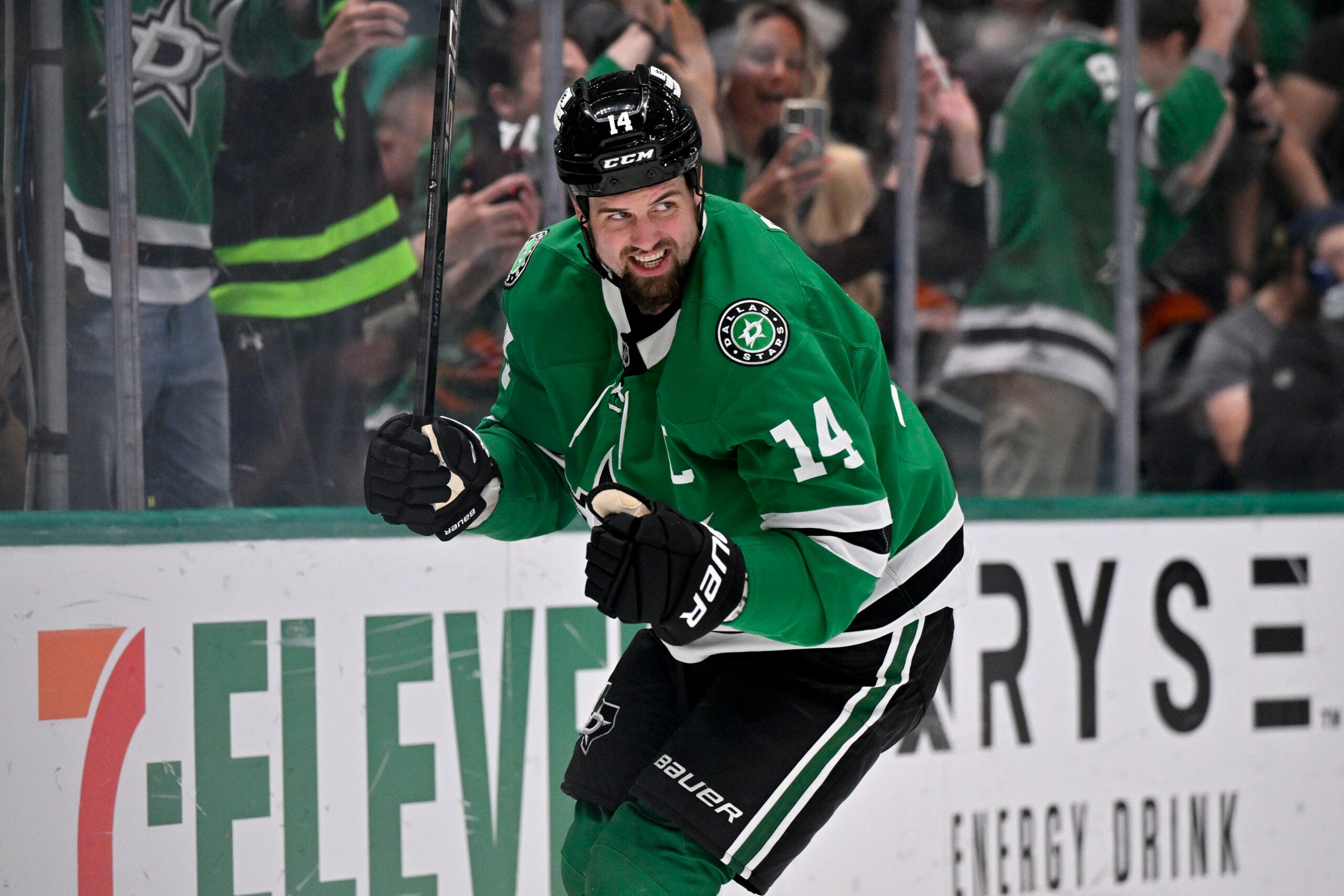 Stars Re-Sign Jamie Benn to a 1-Year Deal