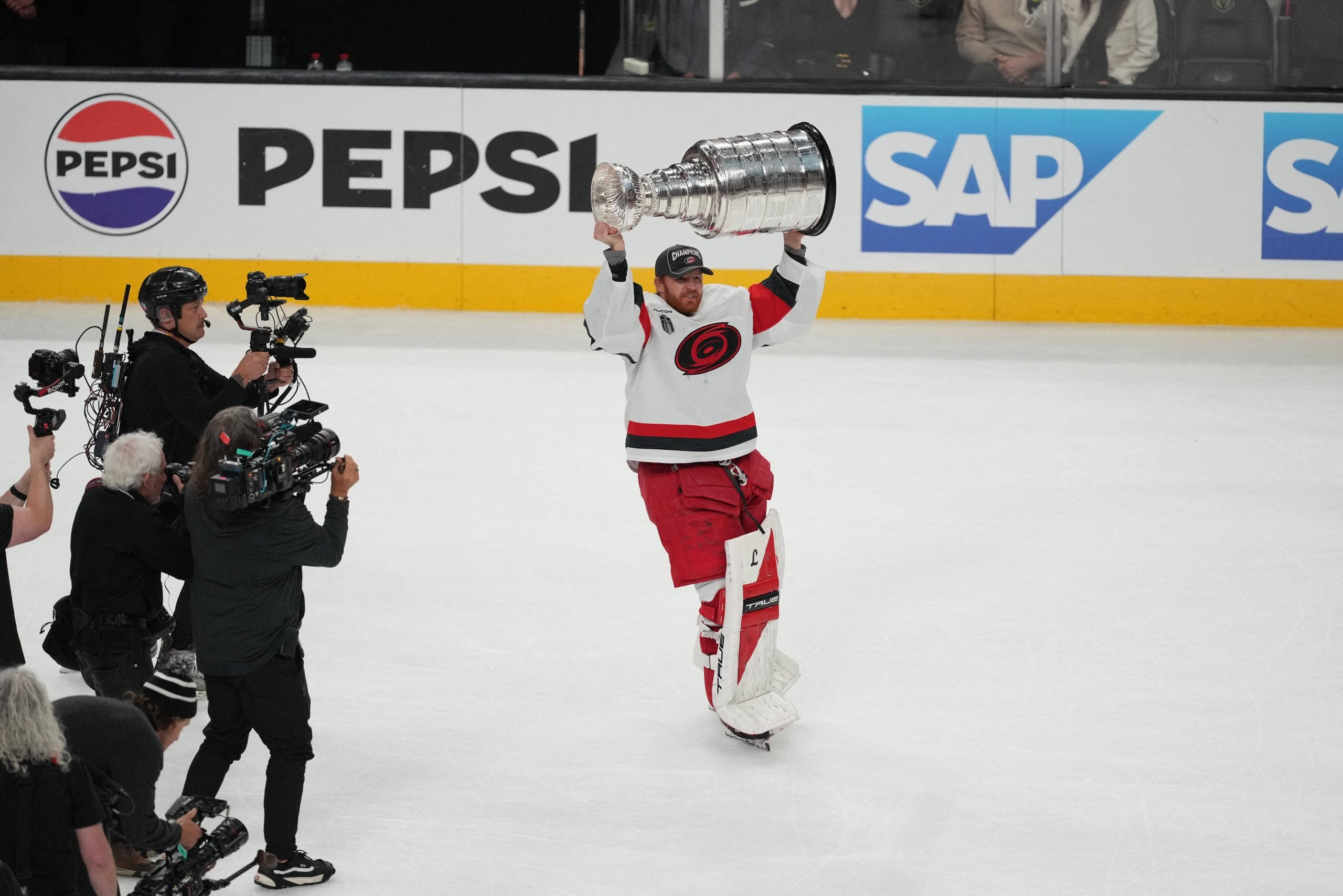 Oilers Sign Frederik Andersen to 1-Year Deal
